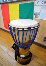 　西アフリカ伝統の打楽器「ジャンベ」＝鹿児島県三島村