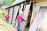 雪囲いを設置する井上施設長（手前）ら＝１１日、香美町小代区広井の古代体験の森