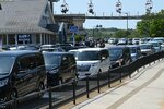 駐車場に入ろうとする車列＝３日、鳥取市福部町湯山