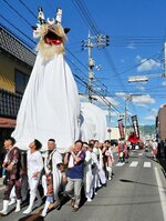 【ど迫力】巨大な怪獣「牛鬼」。紅白の牛鬼の競演は迫力満点