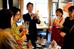 グラスの持ち方や乾杯の作法について解説する藤高氏（左から３人目）