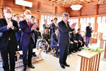 神前に玉串をささげ商工業の発展を祈願する関係者＝５日、米子市加茂町２丁目の賀茂神社天満宮
