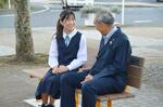 　模擬議会をきっかけに設けられたベンチに座る提案者の生徒（左）と千葉県酒々井町の小坂泰久町長＝２０２３年９月、ＪＲ酒々井駅前（町教育委員会提供）