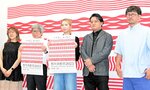 豊岡演劇祭をＰＲする平田氏（左から２人目）ら関係者＝２２日、豊岡市中央町の豊岡稽古堂