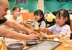 真剣な表情で物づくりに挑む子どもたち