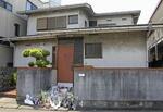 　遺体が見つかった住宅＝５日、川崎市川崎区