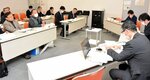 ごみ処理施設の選定内容に対する意見を述べる西尾会長（左から２人目）＝２５日、米子コンベンションセンター