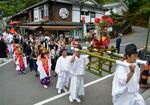　長谷寺の「ぼたん献花会」で練り歩く参加者ら＝２９日午後、奈良県桜井市
