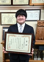 近畿中国森林管理局長賞に輝いた酒本さん＝２月２５日、智頭町智頭の智頭農林高