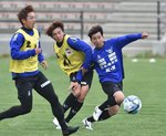 安定感のあるプレーで攻守をつなぐ普光院（右）＝オールガイナーレＹＡＪＩＮスタジアム