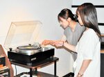 レコードに針を落として音楽を聴く女性ら＝４日、新温泉町のまち歩き案内所「松籟庵」