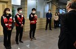 出発式で決意を述べる神戸課長（左から３人目）＝１６日、鳥取市戎町の鳥取県医師会館