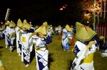 「十七夜」の火文字を背景に披露される鳥取県無形民俗文化財の「こだいぢ踊り」＝１７日、江府町江尾