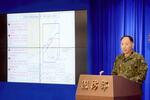 　２日、台北市で行われた記者会見で中国軍の演習について説明する台湾軍幹部（共同）