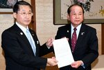 平井知事（左）に申し入れ書を手渡す吉田八頭町長＝２４日、鳥取県庁