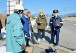 交通死亡事故発生現場を点検する関係者