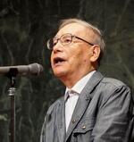 　上映会であいさつする被爆者の山川剛さん＝１１日午前、長崎市の長崎原爆資料館
