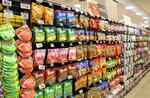 　約１１０種類のグミが並ぶ「ライフ川崎塚越店」の売り場＝２０２５年３月下旬、川崎市