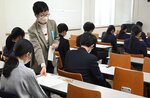 試験官が問題用紙を配る間、静かに待つ受験生ら＝鳥取市湖山町南４丁目の鳥取大