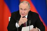 　１１日、モスクワ・クレムリンで記者団と話すロシアのプーチン大統領（ＡＰ＝共同）