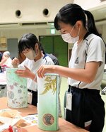 押し花などを配置した和紙を骨組みに取り付ける参加者＝２５日、若桜町若桜の若桜町公民館
