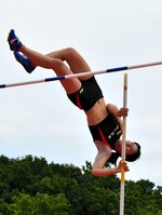 女子棒高跳びで３メートル５５を記録して優勝した清水葵＝ヤマタスポーツパーク陸上競技場