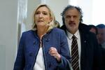 　フランスの極右政党指導者のマリーヌ・ルペン氏（左）＝３１日、パリ（ロイター＝共同）