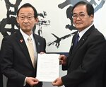 足羽教育長（左）に提言書を手渡す伊藤会長＝１５日、鳥取県庁
