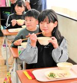 伯州美人を使った給食を味わう児童＝１７日、米子市皆生５丁目の福生東小