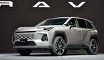 　トヨタ自動車が初公開した新型ＳＵＶ「ＲＡＶ４」＝２１日午前、東京都江東区