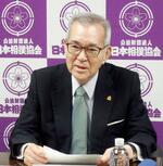 　横綱審議委員会の定例会合後に記者会見する山内昌之委員長＝２７日、両国国技館