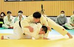男子決勝　美濃（上）が体勢が崩れた宮川を攻める＝倉吉市営武道館