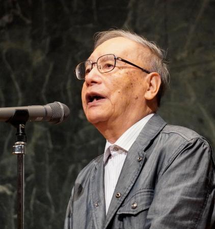 　上映会であいさつする被爆者の山川剛さん＝１１日午前、長崎市の長崎原爆資料館