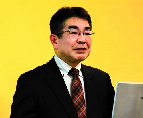 自身の取り組んだ改革について語る小山社長＝１９日、倉吉未来中心