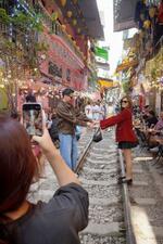 　線路上で写真を撮る観光客ら＝２０２５年３月、ベトナム・ハノイ（共同）