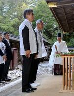 　パリ五輪開幕を前に熊野本宮大社を参拝した、日本サッカー協会の（手前から）山本昌邦ナショナルチームダイレクターと佐々木則夫女子委員長＝９日午後、和歌山県田辺市