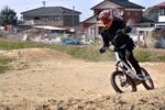 　マウンテンバイクパーク「もくぞうこ」を楽しむ浜治和幸さん＝２０２５年３月２２日、石川県津幡町