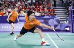 　混合ダブルス１次リーグ　台湾ペアと対戦する渡辺勇大（右）、東野有紗組＝パリ（共同）