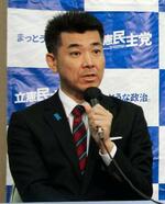 　徳島市で記者会見する立憲民主党の泉代表＝８日午前