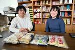 　取材に応じる「日の出屋製菓産業」の川合洋平社長（左）と海外販路の担当社員＝２０２５年３月、富山県南砺市