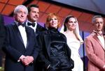 　第７８回カンヌ国際映画祭の開幕式で登壇した米俳優ロバート・デニーロさん（左端）や審査員長のジュリエット・ビノシュさん（左から４人目）ら＝１３日、フランス・カンヌ（ゲッティ＝共同）