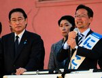 岸田首相（左）と共に街頭演説する錦織候補＝２７日、松江市中原町