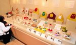 新旧の柳屋の玩具や貴重な史料が並ぶ会場