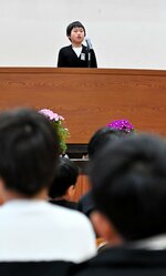 高城小への別れの言葉を述べる吉田君