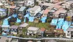 　地震で被害を受け、ブルーシートが張られた家屋が並ぶ新潟県小千谷市内＝２００４年１１月