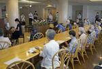 高齢者施設で熊沢結南さん（左端）のピアノを聴く利用者ら＝２０２４年８月７日、岐阜市