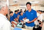 実習を終え、森澄実校長に実習報告をする吉田さん（中央）と生徒たち＝３０日、香美町香住区の香住漁港東港