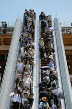 　大屋根リングと地上を結ぶエスカレーター＝５日、大阪市此花区の夢洲