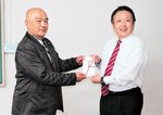 倉内会長（左）に寄付金を手渡す田中店長＝新温泉町二日市の浜坂福祉センター