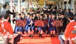 披　露
車内チャイムと発車メロディーに使用される「Ｏｆｆｉｃｉａｌ髭男ｄｉｓｍ」の楽曲を演奏する米子東高吹奏楽部＝６日、ＪＲ米子駅